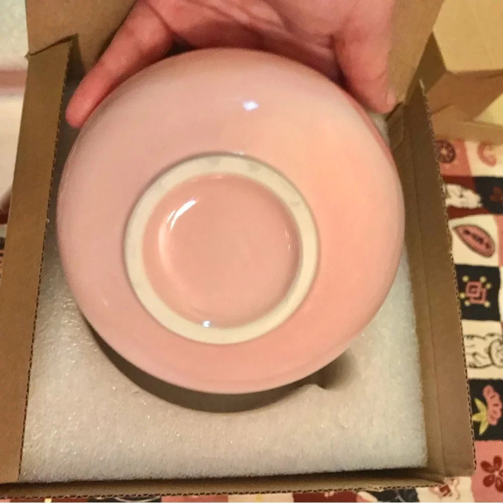Sakuraco Wagasi Sakura dish with black Chasen and pink cat tea bowl NIB - Picture 2 of 13